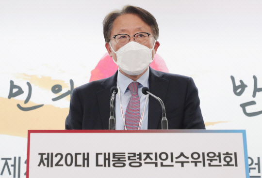 대통령직인수위원회 경제1분과 신성환 인수위원이 21일 서울 종로구 통의동 인수위 기자회견장에서 '주택연금 활성화' 관련 브리핑을 하고 있다. <인수위사진기자단>
